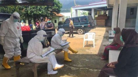 Tenaga kerja ilegal indonesia yang dideportasi dari malaysia dan tiba di pelabuhan tanjung priok, jakarta, 2 november 2004. Beda Jauh Sama Malaysia, Indonesia Catat 973 Kasus Baru ...