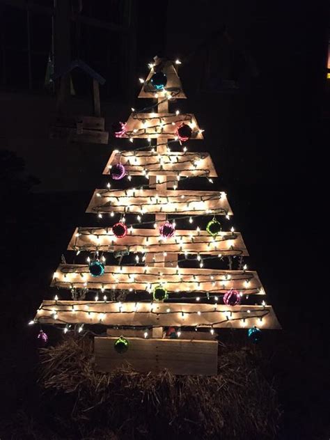 26 Creative Pallet Christmas Trees With Decor Ideas Shelterness