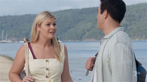 Home And Away Spoilers Ziggy And Dean Kiss At Bellas Exhibition