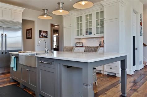 If you're considering updating your current kitchen or installing a new one in cottage style, there are a few helpful hints to keep in mind when it comes to cabinets. Cottage - Kitchen - Sherwin Williams Pearly White