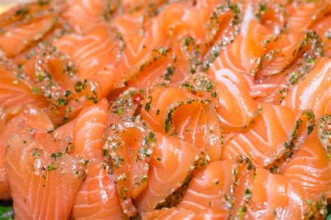 Si buscas una receta sencilla para cocinar unas rodajas de salmón, esta opción con limón y hierbas aromáticas que apunta la autora del blog a cocinear, te vendrá de perlas. Cómo hacer salmón ahumado - Fácil