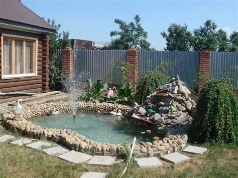 Recently, one of the most popular backyard designs is adding a water pond or a fish pond to the yard. Backyard Fish Pond Ideas | Pool Design Ideas