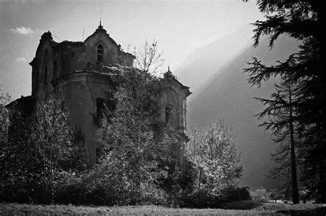 11 Creepiest Abandoned Mansions And Their Eerie Histories