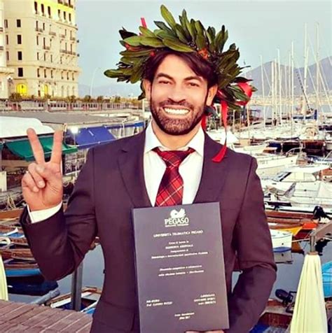 Gianni sperti ha pubblicato un nuovo post che riguarda la sua quarantena: Gianni Sperti si è laureato a 44 anni - Gossip.it
