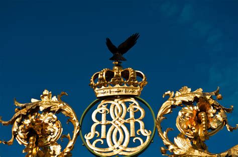 According to legend, it was the plant chosen by st. Svarta vingar över kungligt emblem - Bilder Stockholm, Sverige
