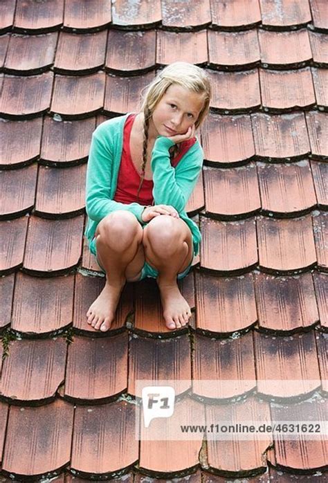 Österreich Mondsee Mädchen 12 13 Jahre Auf Dem Dach Sitzend Portrait