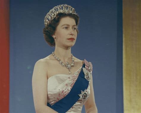 The queen of australia at the sydney opera house. Queen Elizabeth's advice on wearing a crown