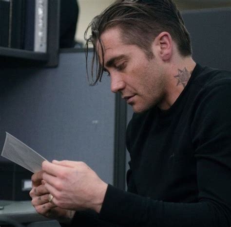 His hair was tangled with intricate knots and drifted went well past his shoulders. Jake Gyllenhaal as detective Loki in Prisoners | Jake ...