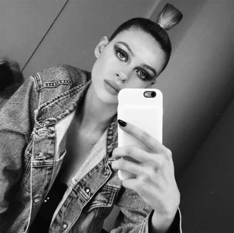 Nicola Peltz Un Selfie Deux Selfies Trois Selfies Lactrice De