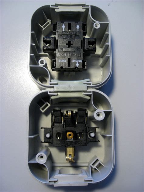 Weitere ideen zu schaltplan, elektroinstallation, elektroinstallation selber machen. 5 Adriges Kabel Lampe Und Steckdose Anschliessen ...