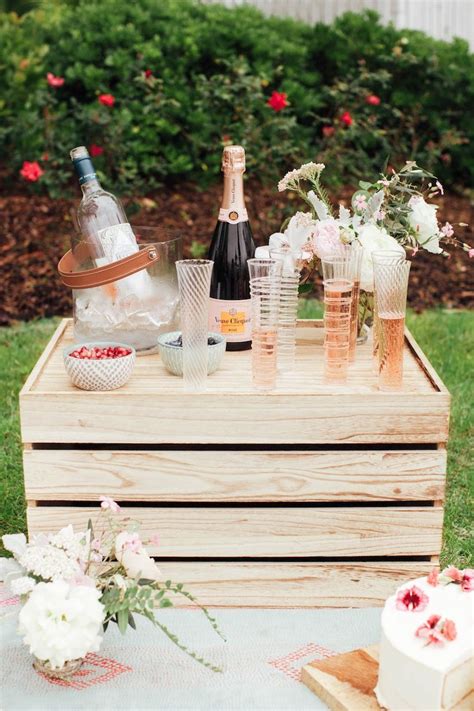 Picnics and romance are two things that just, if you pardon the expression, seem to go hand in hand. How to Picnic Like an Event Planner | Picnic inspiration ...