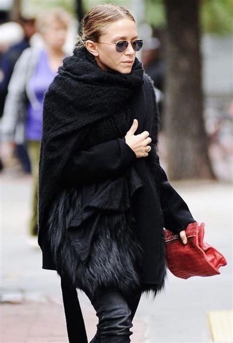 Pinterest Deborahpraha ♥️ Mary Kate Olsen Wearing All Black Winter Outfit