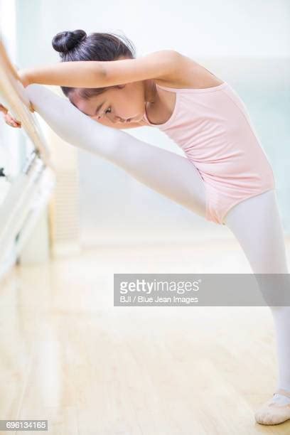 Girl With Legs Spread Photos Et Images De Collection Getty Images