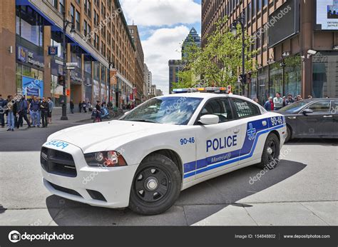 Nous espérons que les connaissances de base du. Voiture de police de sécurité stationnée dans les rues de ...