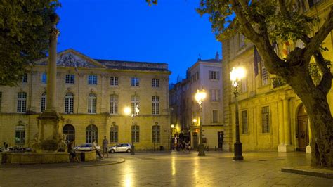 Photo Aix En Provence Old City At Night By The City Hall
