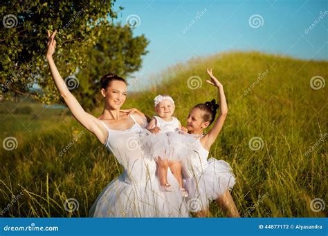 Madre E Hijas De La Bailarina Foto De Archivo Imagen De Joven