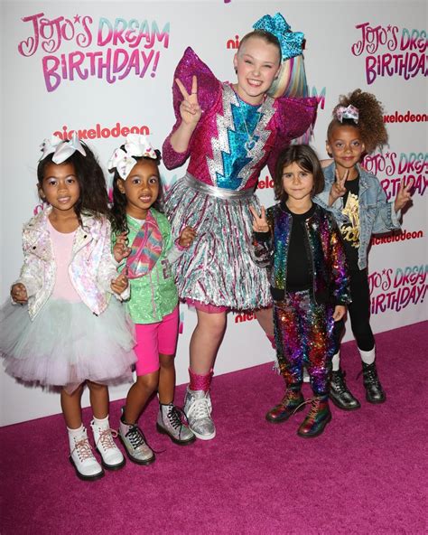 Joelle joanie jojo siwa (born may 19, 2003) is a dancer from omaha, nebraska. Who Is JoJo Siwa? | POPSUGAR Family