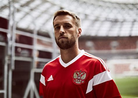 Russland trikot umschließt eine menge an variationen. Russland WM 2018 Trikots