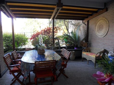 La copertura del terrazzo con le vetrate scorrevoli permette di creare un ambiente esterno all'abitazione ampio e sfruttabile tutto l'anno. Casa moderna, Roma Italy: Chiudere terrazza con vetro