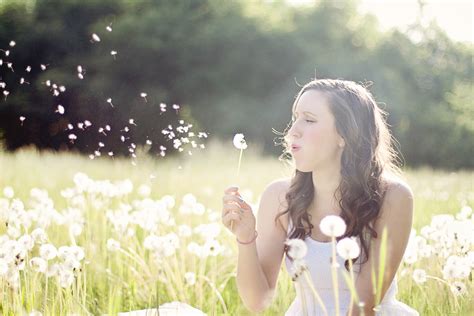 Kostenlose foto Natur Gras Mädchen Frau Wiese Sonnenlicht Blume