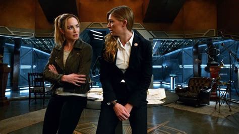 Nyní už saru, kterou jsme potkali na představení šperků designérky anny marešové, práce čeká. Legends of Tomorrow: Sex loutek nebo Čingischán na skútru ...