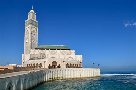 All'interno, una sala enorme e maestosa, grande circa 20 000 m² (lunga circa 200 m per circa 100 m di larghezza) e alta circa 60 m che ha la capacità massima di accogliere 25. Hassan II-moskee