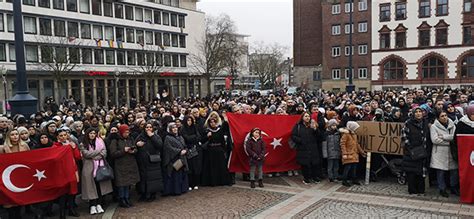 Tausende versammeln sich zum Gebet für Erdbebenopfer - IslamiQ