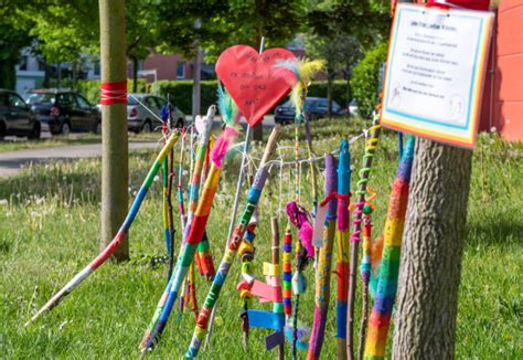 Es bietet 40 einzelzimmer in vier flurbereichen mit jeweils 10 zimmern auf zwei etagen. Bildimpuls aus der Kita: Regenbogenstöcke