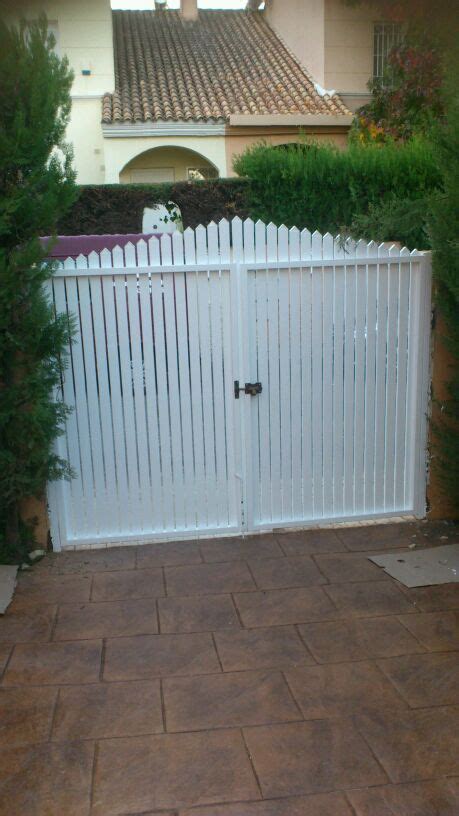 Ver más ideas sobre puertas para patios, puertas de aluminio, puertas. Puerta de garaje realizada en hierro lacada en blanco. (Interior) | Puerta de garaje, Puertas ...