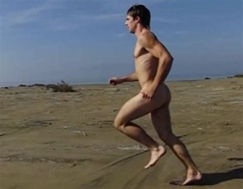 Belleza masculina corriendo desnudo en cámara lenta VIDEO