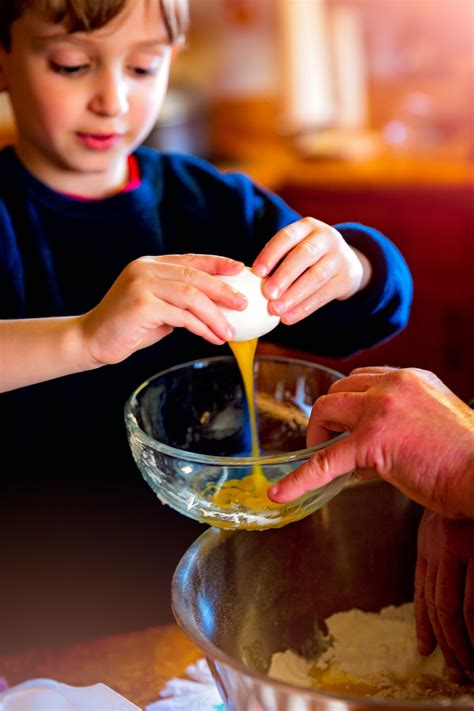 무료 이미지 소년 집 식품 조리 색깔 부엌 어린이 빵 굽기 수제의 어린 시절 예비 요리사 반죽 만들기