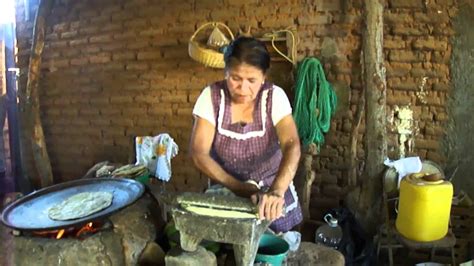 (llevar) siempre una gora negra. mi abuelita haciendo tortillas - YouTube