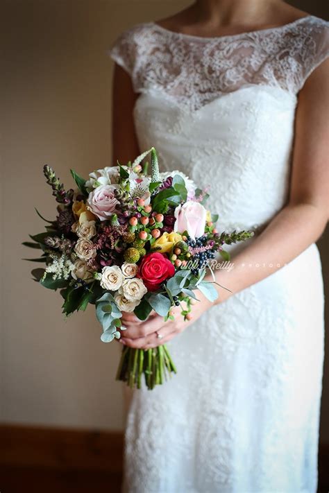 Whether you are needing bulk wedding flowers for a summer, fall, spring or winter wedding, blooms by the box offers you the variety of options you'll love! 32 Beautiful Winter Wedding Bouquets | weddingsonline