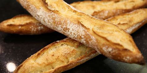 Baguette de pain maison pain machine à pain baguette farinages. Vidéo. Astuce de boulanger : comment préparer une baguette ...