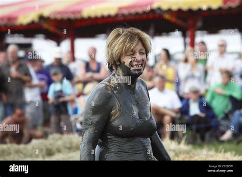 Mud Wrestling Women Hi Res Stock Photography And Images Alamy