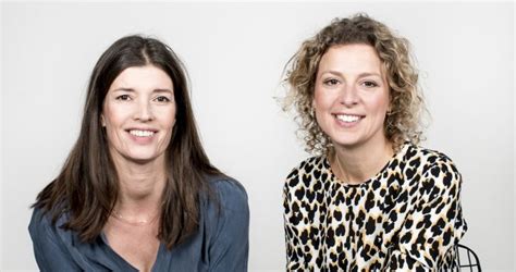 Mochten er nog twijfels bestaan over wat zij hier tussen de hoge heren in den haag kwam doen, dan waren die in één klap weggenomen. Zo verbeterde Caroline van der Lande (De Buurtboer) het ...