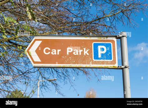 Brown Road Sign Pointing Towards Car Park On Left Stock Photo Alamy