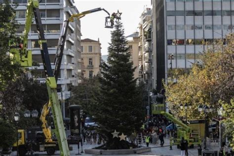 Αρχαιότητες στο εξωτερικό του σταθμού, δίπλα από την είσοδο πλατείας συντάγματος Афины готовятся к празднествам: установлена ель на ...