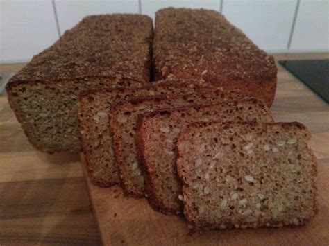 Die restlichen zwiebelwürfel und knoblauch zufügen und andünsten. Schwarzbrot mit Sonnenblumenkernen von Gaby2704 | Chefkoch ...