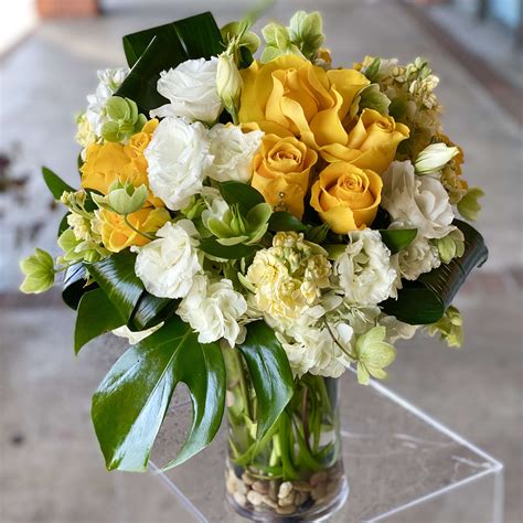 Alexa Yellow And White Abundance Of Blooms In A Vase In Torrance Ca