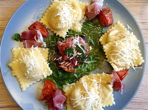 Steinpilzravioli mit Petersilienöl Parmesan und San Daniele Schinken