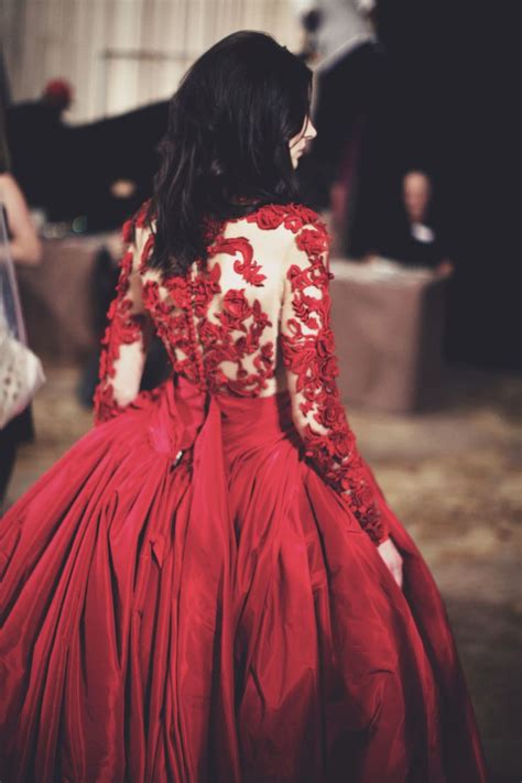 Девушка В Красном Платье Без Лица