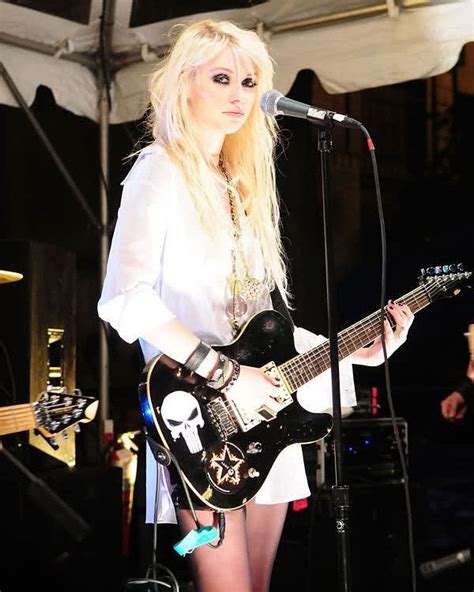 You Just Know Taylor Momsen Has A Name For Her Guitar Rtaylormomsen