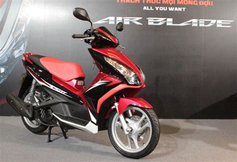 Honda matic air blade 125 memiliki mesin 125 cc dengan power 8,4 kw dan torsi 11,68 nm. Spesifikasi dan Harga Motor Honda Air Blade 125 PGM Fi ...