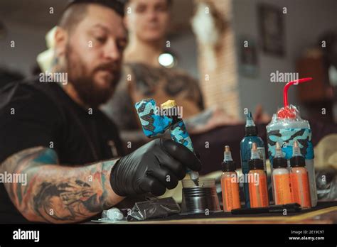 Enfoque Selectivo En La Tinta De Tatuaje En Botellas Tatuador Trabajando En Su Estudio Copiar