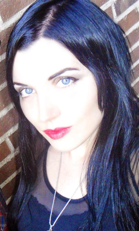 El negro oscuro, negro azulado, negro azabache, o como lo quieras llamar, es tan aplica la tintura a tu cabello limpio y seco. Cabello negro azulado con azul de metileno - Peinados ...