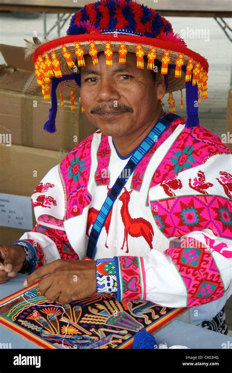 Artesanos Indios Huicholes De Nayarit México Trabajando En Un Hilado