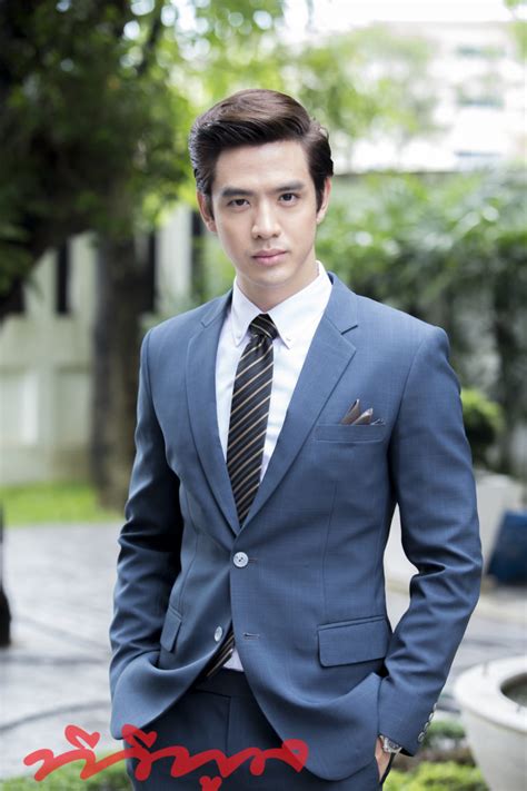 Thanapat kawila、ธนภัทร กาวิละ 别 名 film (ฟิล์ม) 2 国 籍 泰国 出生地 泰国北标府 出生日期 1993年4月20日 星 座 白羊座 毕业院校 曼谷大学工商管理学院 职 业 演员、模特 代表作品 妻不择食 3 、钻石面具 4 、爱之轮回 5 、阿侬的新娘 อัลบั้ม : ฟิล์ม- ธนภัทร กาวิละ (14รูป)