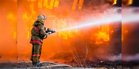 Cade sulla scaletta portandosela dietro …ma, e questo è peggio, la scaletta. 22 de agosto día del bombero en México - Noventa Grados ...
