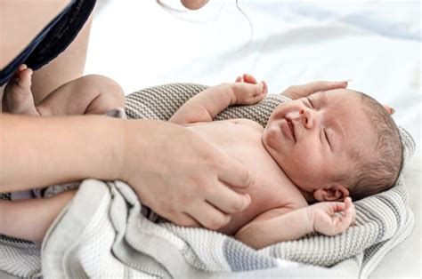 How To Bathe A Newborn Without A Baby Tub Safety Precautions And Bathing